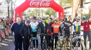 Vicent Serra y Rafa Triguero, junto a varios de los corredores importantes de la prueba, entre ellos Joan Llaneras.