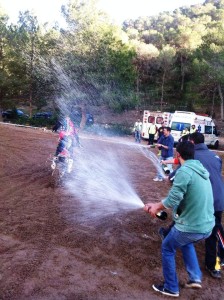 Mateu Matemalas celebra el título conquistado en la categoría MX2.