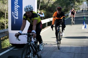 Joan Llaneras finaliza el tramo cronometrado seguido por Davod Checa y José Márquez.