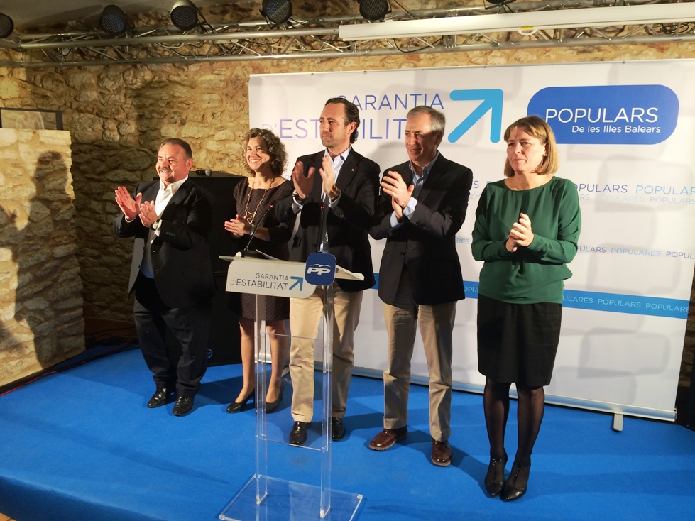 José Ramón Bauzá, junto a Vicent Serra, y a los candidatos del PP Toni Marí, Neus Marí y Virginia Marí.