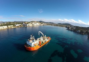 El barco 'Atalanti' durante los trabajos costeros ligados al tendido del segundo cable de la interconexión eléctrica entre Ibiza y Mallorca en la bahía de Santa Ponsa (Mallorca).