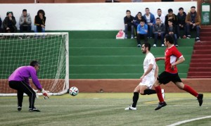 Pacheta, delantero de la Peña, no llega a un balón que ataja el portero visitante Hugo.