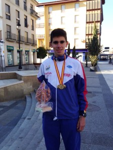 Carlos Tuyr posa con la medalla y el trofeo conseguidos este domingo en Guadix.