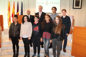 Joan Prats y Vicent Serra junto a los jóvenes que participaron en los actos por el Día de la Constitución. Foto: Consell de Eivissa.