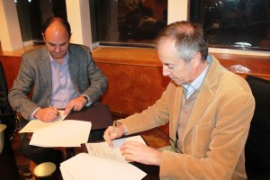 Vicent Marí y Vicent Serra firman el convenio para la reforma de las pistas polideportivas de Puig d'en Valls.