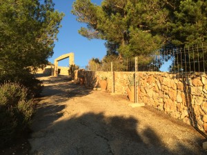 También falta por derribar los anejos de la parte trasera de la casa y el muro que la rodea. Foto: L. A.