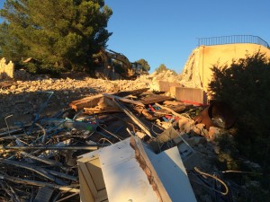 La casa ha quedado reducida a escombros, pero aún queda por derribar la piscina (derecha de la imagen). Foto: L. A. 