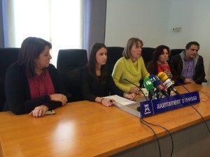 María Fajarnés y Virginia Marí (centro) presentaron los presupuestos junto a otros concejales del equipo de gobierno. Foto: L. A.