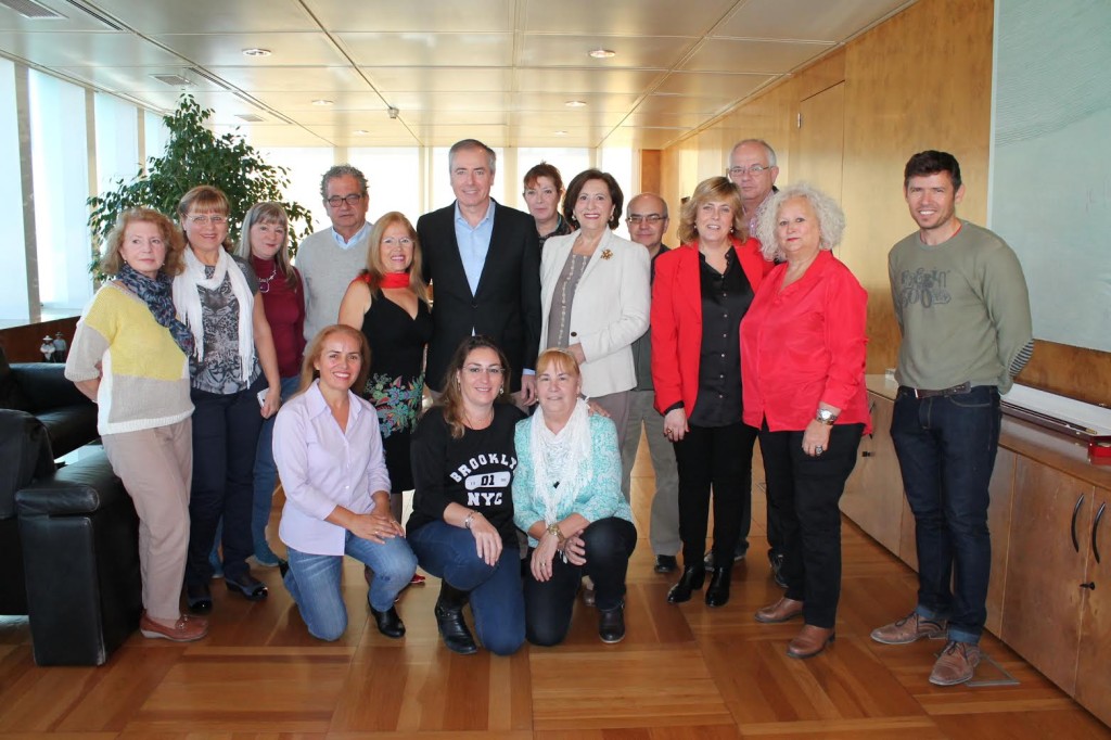 A la imatge, els treballadors que han rebut l'homenatge i les seves famílies. 