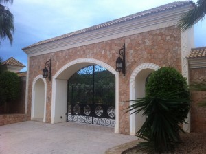 Puerta de entrada a la finca Los Olivos, en Sant Rafel. 