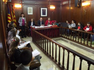 Maria Garrido, directora general de l’Oficina de Defensa del Menor de Balears, amb els membres del Ple Infantil de Santa Eulària. 