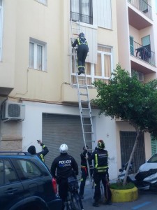 Los Bomberos han retirado una persiana suelta que amenazaba con caer sobre la acera.  Foto: V. R. 