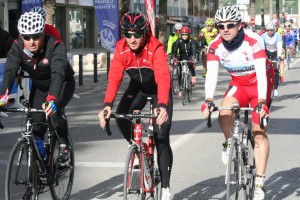 Tres de los corredores durante el último tramo de la primera etapa de la Vuelta.