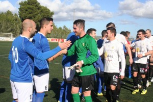 Los jugadores de ambos equipos se saludan antes del inicio del partido. Foto: C. V.