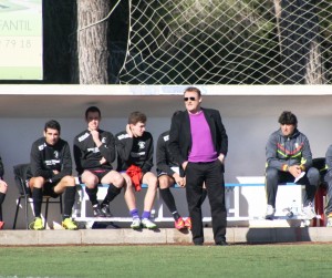 Ormaechea sigue el partido desde el banquillo. Foto: Mario Ormaechea