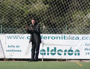 Román da indicaciones a sus jugadores. Foto: C. V.