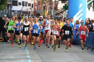 Un momento de la salida de la carrera popular, que contó con unos 400 participantes. Fotos: C. V.