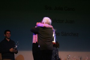 Virginia Marí abraza a Julia Cano.