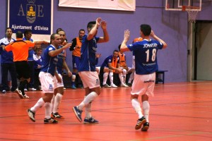 Los jugadores celebran el segundo gol ante el Son Ferrer conseguido por Nene.