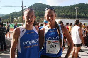 Los dos ganadores posan tras la carrera.