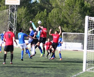 Momento en el que entre Salas y Héctor en propia puerta establecen el 1-1. Fotos: C. V.