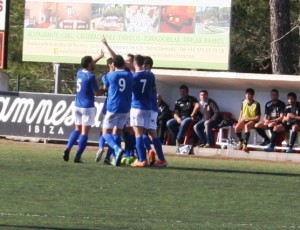 Andrés Salas celebra el primer gol de su equipo frente al Campos.