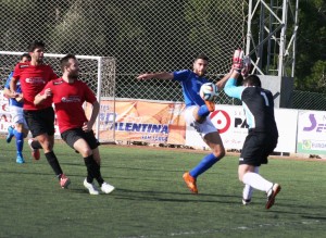 Luque no puede superar a Manu en una jugada de peligro en la primera mitad.