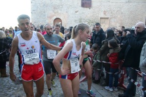 Alexia Hartmann recupera fuerzas una vez finalizada la carrera.