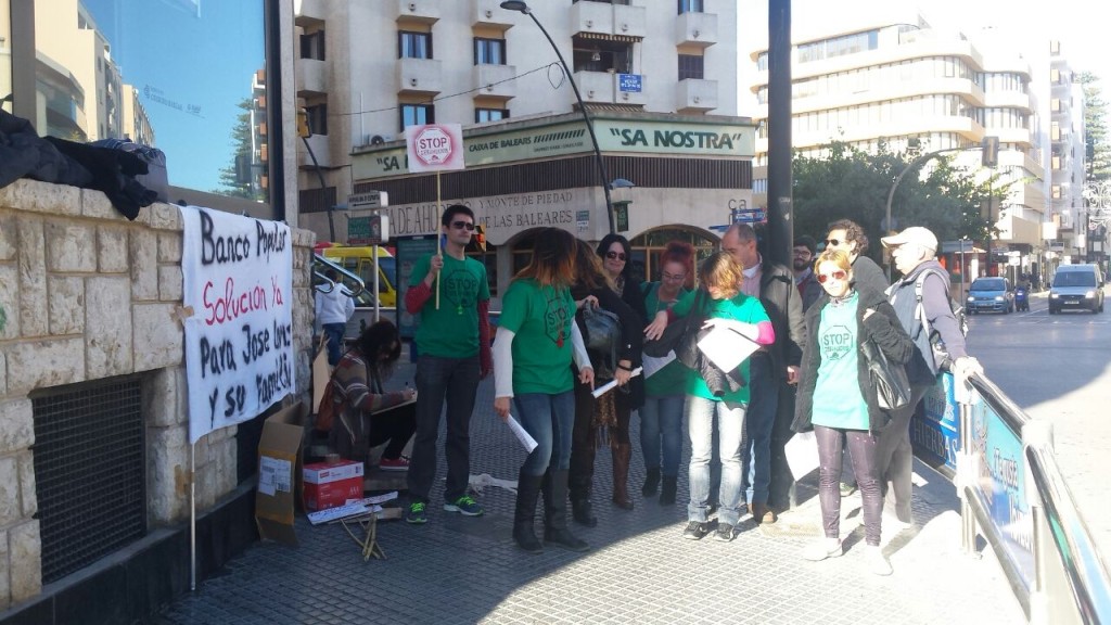 Aunque la foto pueda inducir a confusión, la protesta era contra Es Crèdit, no contra Sa Nostra. Foto: PAH Eivissa.