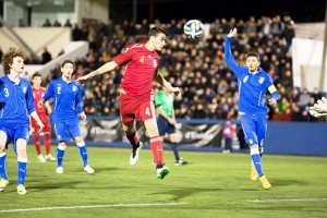 Álex Martín, defensa central de España, cabecea un balón ante varios jugadores de Italia. Foto: Fútbol Pitiuso