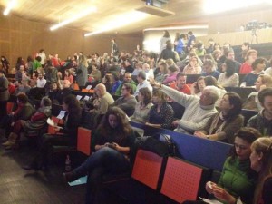 Una imagen del auditorio del Centro Cultural de Jesús casi abarrotado.