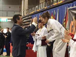 Cristina Ferrer recibe la medalla como campeona de España de kumite femenino -55 kiligramos.