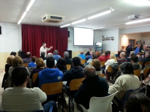 A la imatge, un moment de la reunió que va mantenir 'Agustinet' amb un centenar de vesins de Cala de Bou. 