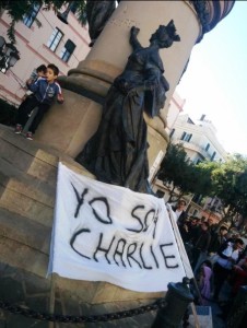 Una de las pancartas colocadas al pie de la estatua de Vara de Rey. Foto: @alfibz (Twitter)