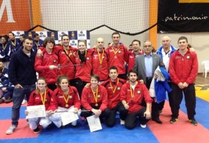 Una imagen de grupo de la selección balear de karate en el Campeonato de España absoluto de 2013.