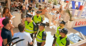 Los falsos policías en el reality show con el escudo del Ayuntamiento de Santa Eulària en sus uniformes. Imagen: ITV2