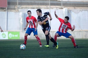 Diego Piquero, autor del segundo gol de la Peña, se va de dos contrarios. Fotos: Fútbol Balear