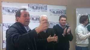 Joan Tur Ripoll, presidente de PIMEFF, muestra la papeleta ganadora en el sorteo. 