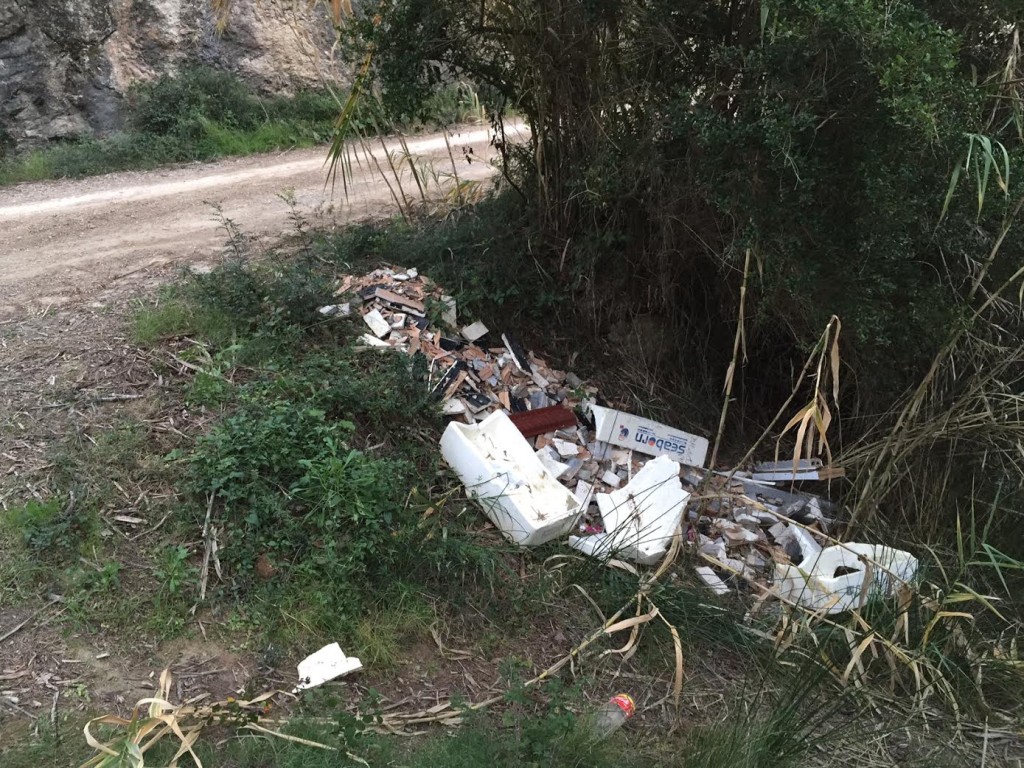 Imagen que revela el lamentable estado de este rincón de Sant Josep, donde se amontona la basura.  Foto: Pascual López