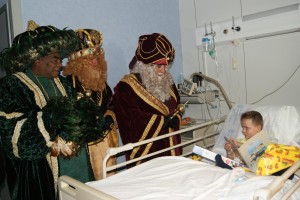 Los Reyes Magos entregando sus regalos al pequeño José Manuel. 