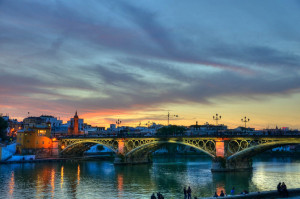 Imagen del puente de Triana, en Sevilla. Foto: Benurs (Flickr)