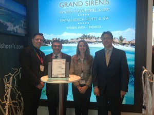 Los representantes de la cadena hotelera Sirenis durante la entrega del certificado ISO 9001, en Fitur. Foto: Sirenis