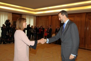 La alcaldesa de Eivissa, Virginia Marí, saludando a Felipe VI. 