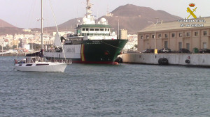 Imagen de la llegada del velero al puerto canario tras ser interceptado