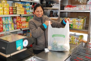 Una comerciant de l'illa, amb una bossa de fècula de patata