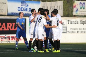 Los jugadores de la Peña celebran la consecución de uno de los dos tantos logrados ante el Binissalem. Foto: Fútbol Pitiuso