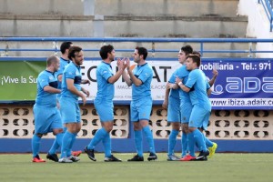 Los jugadores del Ciudad de Ibiza celebran la consecución de un gol en un partido de Liga. Foto: Fútbol Pitiuso