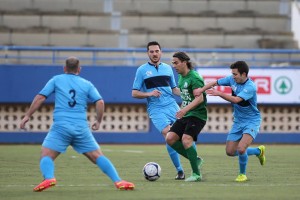 Diego Roremo, trata de avanzar con el balón rodeado de adversarios. Foto: Fútbol Pitiuso