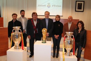 Imatge dels trofeus i representants polítics i federatius