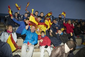 Banderas de España en la grada para animar a la selección. Foto: Francisco Natera (Fútbol Pitiuso)